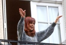 Photo of Cristina Kirchner habló en la previa de la marcha y reclamó a la Justicia que defina si puede salir al balcón o no