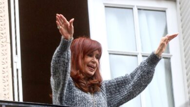 Photo of Cristina Kirchner habló en la previa de la marcha y reclamó a la Justicia que defina si puede salir al balcón o no