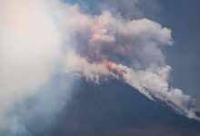 Photo of Alerta por el volcán Etna: se derrumbó parte del cráter y los turistas corrieron para evacuar
