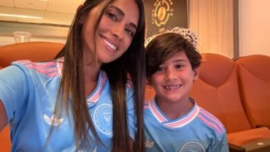 Photo of Anto Roccuzzo fue a la cancha con sus hijos para alentar a Lionel Messi: sus looks y la camiseta que eligieron