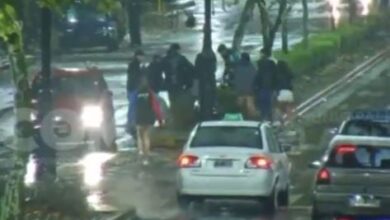 Photo of Conurbano salvaje. 15 chicos atacaron a uno en la calle y le robaron hasta las zapatillas con las que fueron a un boliche