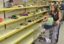 Photo of De vuelta a los anaqueles vacíos, pero con más represión