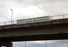 Photo of “Estupor”: el agro presiona a días del fin de la rebaja de retenciones y apareció una bandera con un mensaje en plena autopista