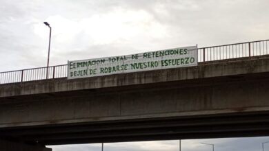 Photo of “Estupor”: el agro presiona a días del fin de la rebaja de retenciones y apareció una bandera con un mensaje en plena autopista