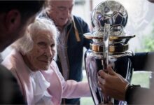 Photo of La historia de la abuela de Platense tuvo un final soñado: los jugadores le llevaron el trofeo del campeón