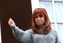 Photo of La policía le tomó las huellas digitales a Cristina Kirchner y le leyó sus derechos
