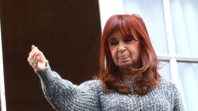 Photo of La policía le tomó las huellas digitales a Cristina Kirchner y le leyó sus derechos