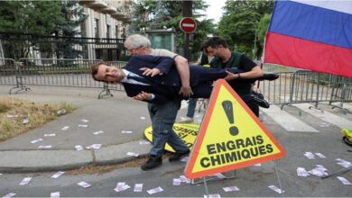 Photo of Activistas de Greenpeace robaron una estatua de Emmanuel Macron y la colocaron frente a la embajada rusa