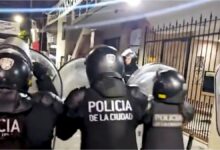 Photo of Desalojaron a militantes que hacían vigilia en el departamento de Cristina Kirchner en Constitución