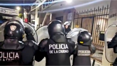 Photo of Desalojaron a militantes que hacían vigilia en el departamento de Cristina Kirchner en Constitución