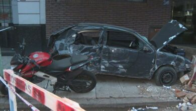 Photo of Choque en Flores por un auto contra una casa dejó a todo el barrio sin luz