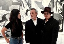 Photo of «Corcho» Rodríguez y Johnny Depp recorrieron el Museo Reina Sofía y posaron frente al emblemático Guernica