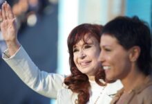 Photo of En apoyo a Cristina Kirchner, Mayra Mendoza se tatuó una tobillera con la palabra «dignidad»