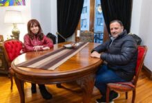 Photo of Gesto de Cristina Kirchner en busca de la unidad: recibió a Ricardo Quintela, su exrival en la interna del PJ