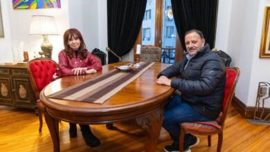 Photo of Gesto de Cristina Kirchner en busca de la unidad: recibió a Ricardo Quintela, su exrival en la interna del PJ