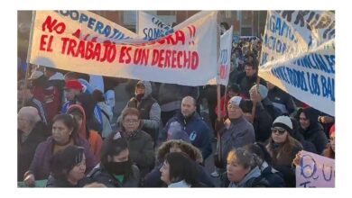 Photo of Continúa la tensión en La Salada por un nuevo decomiso de mercadería y protesta de puesteros