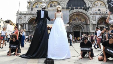 Photo of Fuertes protestas en Venecia contra el casamiento de Jeff Bezos y Lauren Sánchez