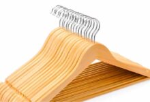Photo of Si tenés perchas de madera, podés renovarlas y convertirlas en una mesa rinconera de diseño