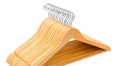 Photo of Si tenés perchas de madera, podés renovarlas y convertirlas en una mesa rinconera de diseño