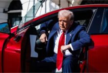 Photo of Donald Trump analiza vender su Tesla tras los fuertes cruces con Elon Musk