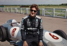 Photo of La emoción de George Russell al probar el auto que manejó Fangio en el GP de Gran Bretaña de 1955: “Es irreal”