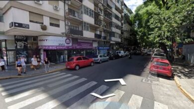 Photo of Con manchas de sangre: así quedó la puerta del edificio de Belgrano que se convirtió en un escenario de violencia