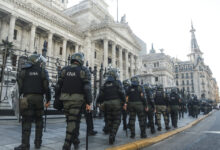 Photo of Un grupo de senadores solicitó que los policías no puedan usar los baños del Congreso