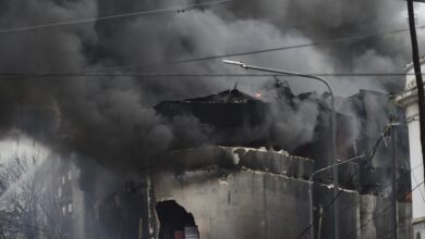 Photo of Video: imágenes impactantes del incendio en un depósito de La Plata