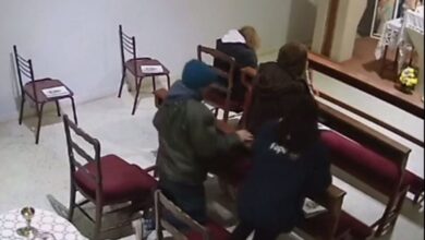 Photo of Sin perdón de Dios: una pareja de pungas entró a una capilla, simuló rezar y robó a una mujer