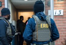 Photo of Para evitar al ICE: un video muestra el peligroso escondite que eligieron dos migrantes en Los Ángeles