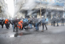 Photo of Para el que protesta el gobierno solo tiene hay golpes, gases y palos