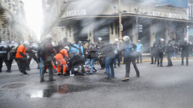 Photo of Para el que protesta el gobierno solo tiene hay golpes, gases y palos