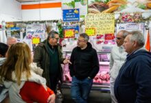 Photo of Valenzuela recorrió barrios y comercios de Hurlingham: “Cobran muchos impuestos que no vuelven en obras” 