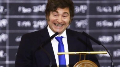 Photo of El Presi ya no insulta, pero cómo pega