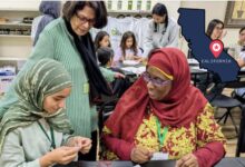 Photo of La emotiva solución a la soledad de los mayores en California: el campamento que une a abuelas con niños para cocinar