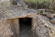 Photo of Excavaban una tumba y encontraron tres “casas de hadas” repletas de tesoros: “Criaturas fantásticas”