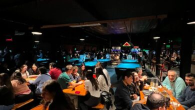 Photo of “Sin celulares sobre la mesa”. Cómo son los bares de juegos de mesa donde la conexión humana es la verdadera experiencia