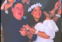Photo of Coldplay volvió a captar a una pareja con la “kiss cam” y el momento se volvió viral: “¿Es tu papá?”