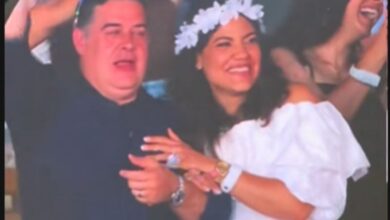 Photo of Coldplay volvió a captar a una pareja con la “kiss cam” y el momento se volvió viral: “¿Es tu papá?”