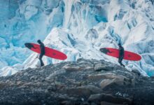 Photo of La ola más austral (y la más gélida). La expedición de dos hermanos que surfearon en la Antártida para proteger sus mares