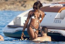 Photo of En fotos: del día de playa de Naomi Cambell en Ibiza al tierno beso entre Sharon Stone y Christopher Lloyd