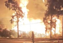 Photo of Un incendio de gran magnitud se desató en un depósito de pallets en Esteban Echeverría