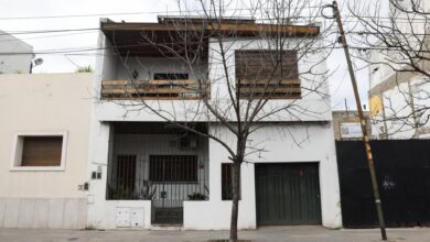 Photo of Ventanas cerradas, timbres sin respuesta: en Coghlan nadie quiere hablar del cadáver en la casa de al lado de la de Cerati