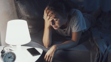 Photo of Despertarse varias veces en la madrugada: qué significa según la psicología y cómo interpretarlo
