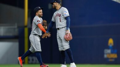 Photo of El guiño del venezolano Jose Altuve al boricua Carlos Correa tras su regreso a los Astros de Houston