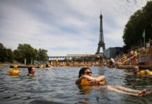 Photo of Ola de calor en Europa: residentes y turistas en París se bañan en el río Sena