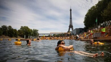 Photo of Ola de calor en Europa: residentes y turistas en París se bañan en el río Sena
